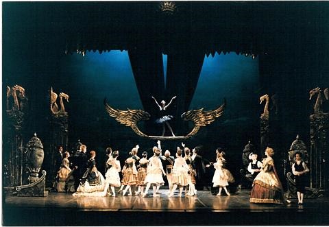 SWANLAKEFIRSTSCENE.jpg